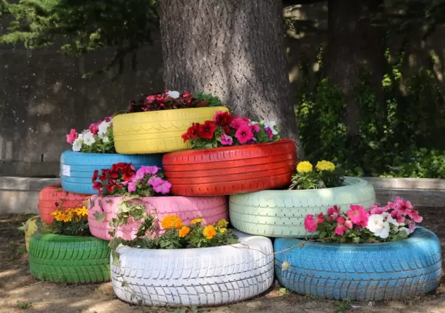 De gomas usadas a hermosos y coloridos floreros