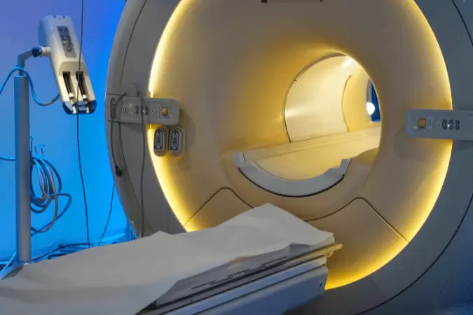 El resonador funciona con una serie de imanes de gran potencia, los que permiten generar imágenes del interior del cuerpo en alta definición.