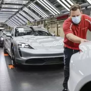 La automotriz Porsche sigue en la cuerda floja por fuertes ca�das en su rentabilidad