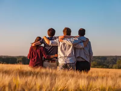 Compartir es la clave de una amistad genuina./