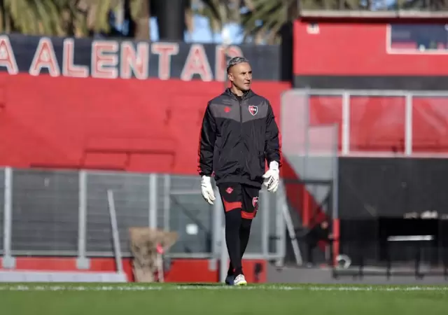 Keylor Navas en conflicto con Newell's.