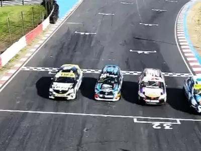 Apasionante final de la carrera de invitados de la Clase 3 del Turismo Pista.