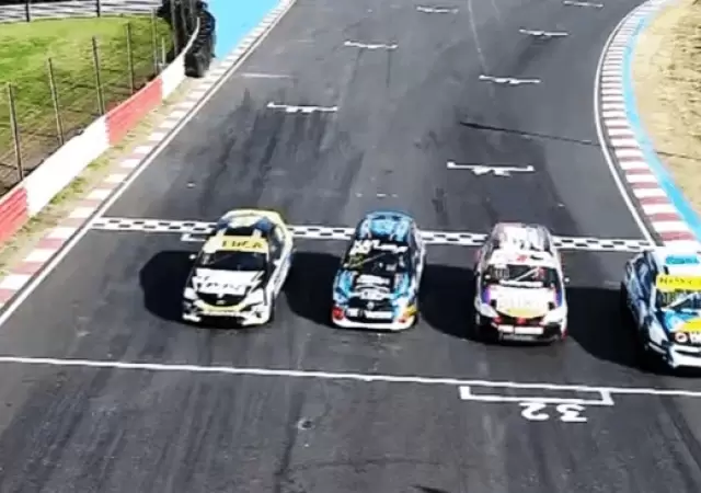 Apasionante final de la carrera de invitados de la Clase 3 del Turismo Pista.