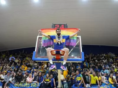 El jugador de Boca pos� con la bandera del orgullo