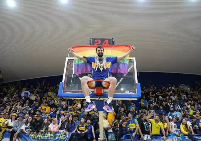 El jugador de Boca pos� con la bandera del orgullo