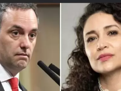 Manuel Adorni y Julia Mengolini.