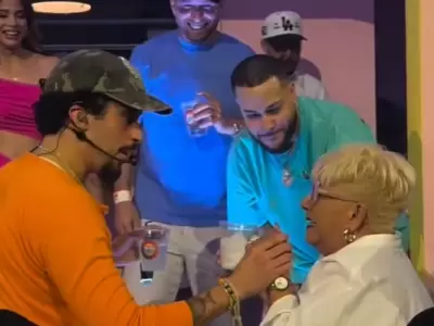Una abuela se rob� el show de Bad Bunny en Puerto Rico.