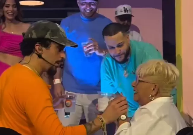 Una abuela se rob� el show de Bad Bunny en Puerto Rico.