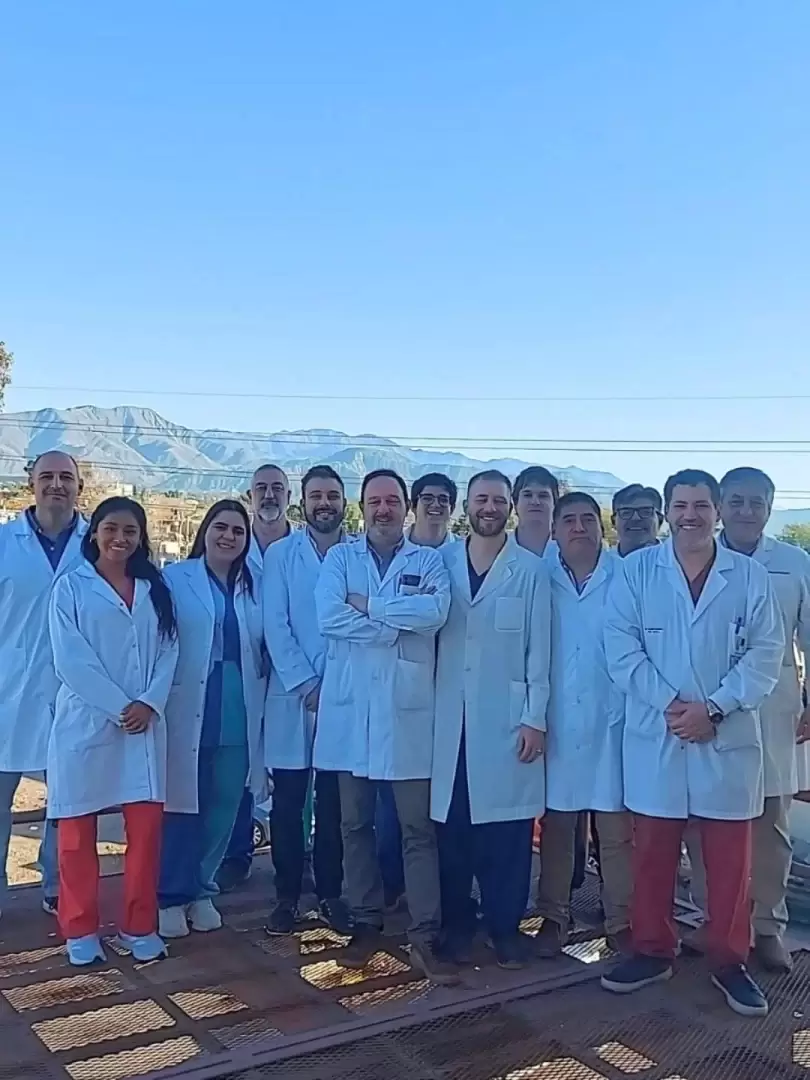 El equipo que realiz� la duodenopancreatectom�a cef�lica laparosc�pica
