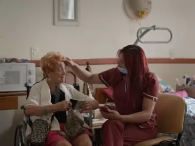 Una escena de "Cuidadoras" de Gabriela Uassouf
