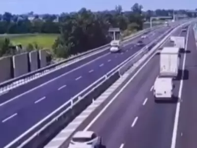 Momento previo en el que la avioneta impacta de lleno en la autopista del norte de Italia en Brescia.