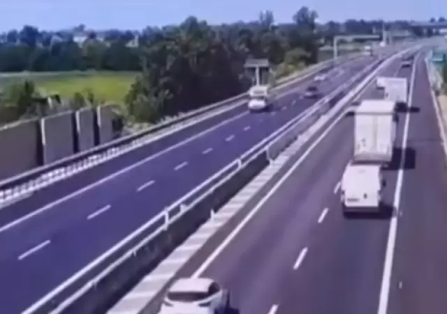 Momento previo en el que la avioneta impacta de lleno en la autopista del norte de Italia en Brescia.