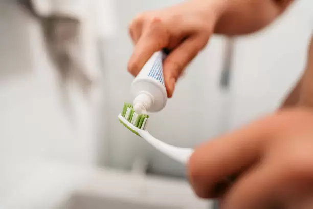 Cepillado de dientes.