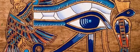 El ojo de Horus es uno de lo s�mbolos m�s conocidos del mundo egipcio y son muchas las personas que llevan este amuleto consigo, ya sea en un tatuaje.