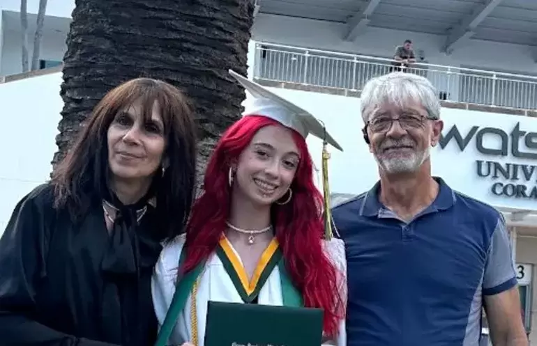 Fernando y M�nica junto a su hija Carla, nacida en Espa�a.
