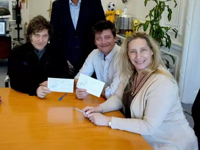 Javier y Karina Milei, junto a Santiago Caputo.