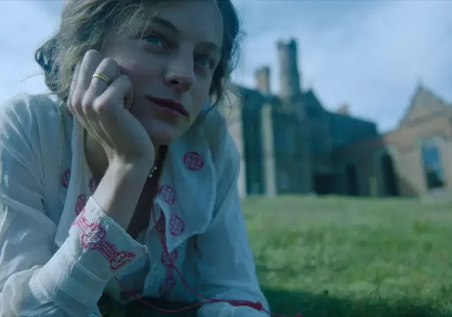 Emma Corrin en El amante de lady Chatterley.