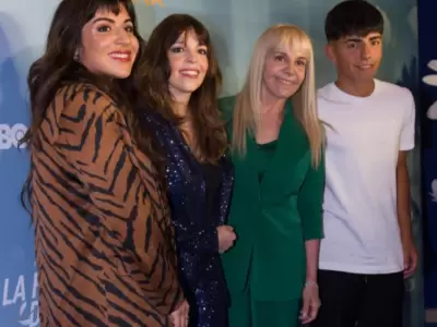Claudia Villafa�e y sus hijas, Dalma y Gianinna, guiar�n un emotivo recorrido por Italia en honor a Diego Maradona.