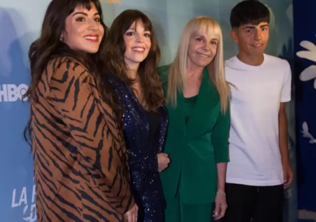 Claudia Villafa�e y sus hijas, Dalma y Gianinna, guiar�n un emotivo recorrido por Italia en honor a Diego Maradona.