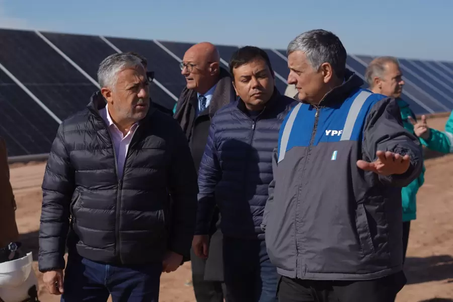 Alfredo Cornejo, el intendente de Las Heras, y referentes de YPF, en la recorrida oficial en el parque El Quemado.