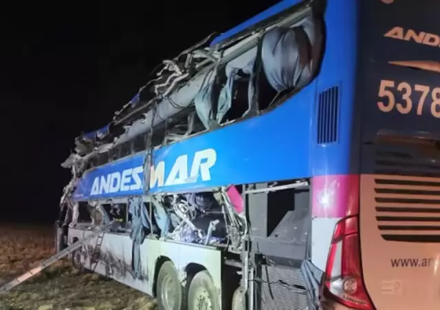 El micro involucrado en el terrible accidente. (Foto: X / NA)