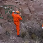 Así limpiaron la piedra vandalizada en Potrerillos: el operativo paso a paso