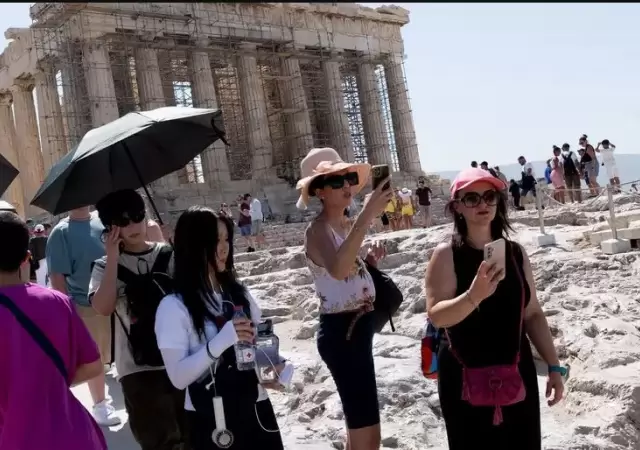 La ola de calor incesante ha generado un protocolo para resguardar la salud de los turistas.