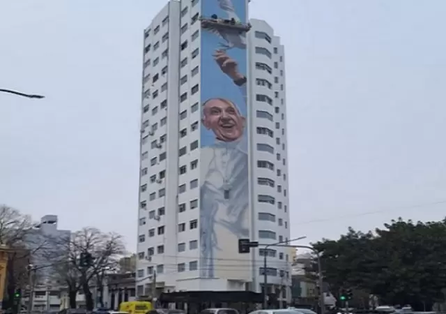 La obra se levanta unos 50 metros desde el piso. (Imagen: web)