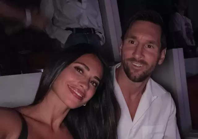 Messi y Antonella se roban el show en concierto de Coldplay.