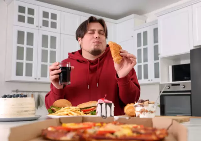 Persona cena pesado.