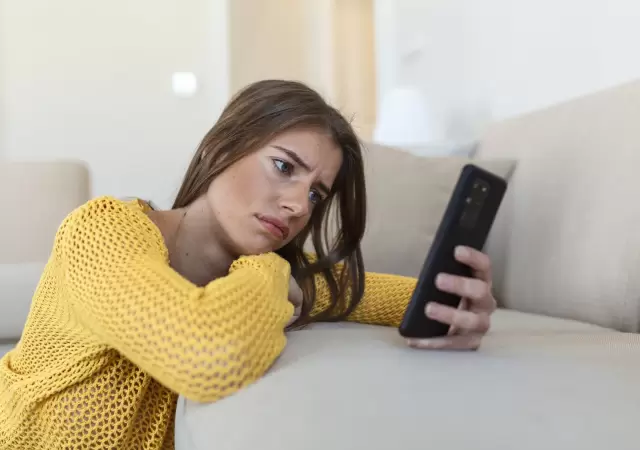Los argentinos pasamos, en promedio, 90 d�as al a�o mirando la pantalla del celular.