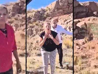 Momento en el que los turistas de Buenos Aires trataban de minimizar el hecho vand�lico mientras un joven los increp� por las inscripciones.