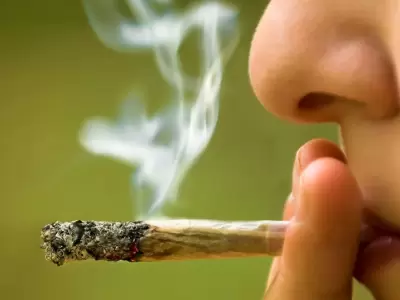 Adolescente fumando marihuana.