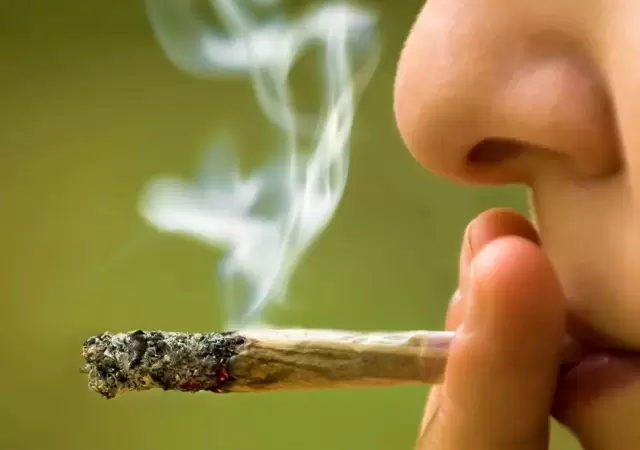 Adolescente fumando marihuana.