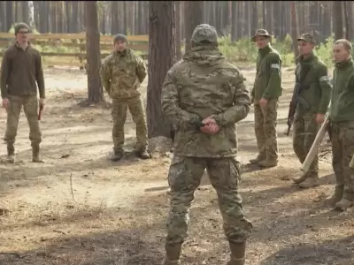 La nueva reglamentaci�n en tiempos de guerra ya no tiene l�mites de edad para ser enrolado en las fuerzas armadas.