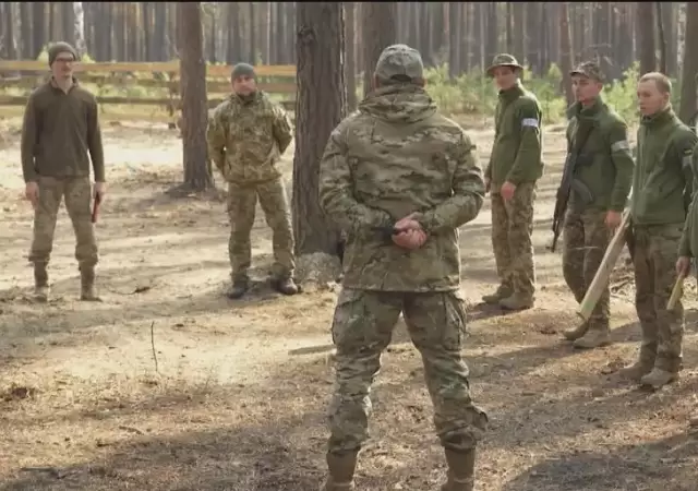 La nueva reglamentaci�n en tiempos de guerra ya no tiene l�mites de edad para ser enrolado en las fuerzas armadas.