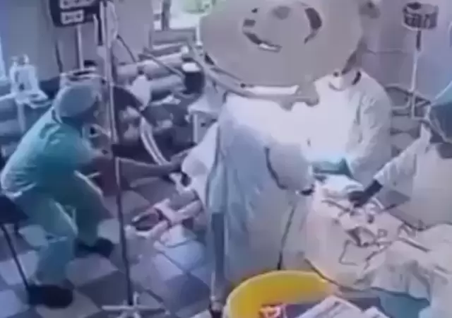 Un video grabado durante el terremoto muestra la templanza de un equipo m�dico que continu� una cirug�a de alta complejidad.
