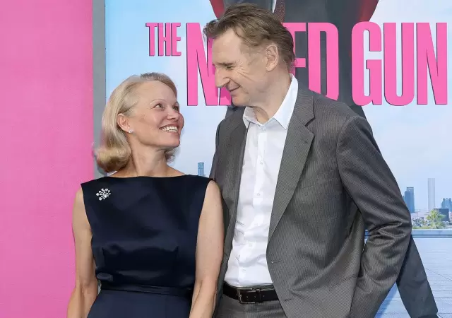 Pamela Anderson y Liam Neeson.