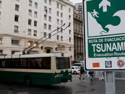 Cartel de alerta de Tsunami/ Fuente: La Tercera de Chile