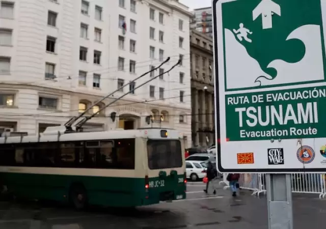 Cartel de alerta de Tsunami/ Fuente: La Tercera de Chile