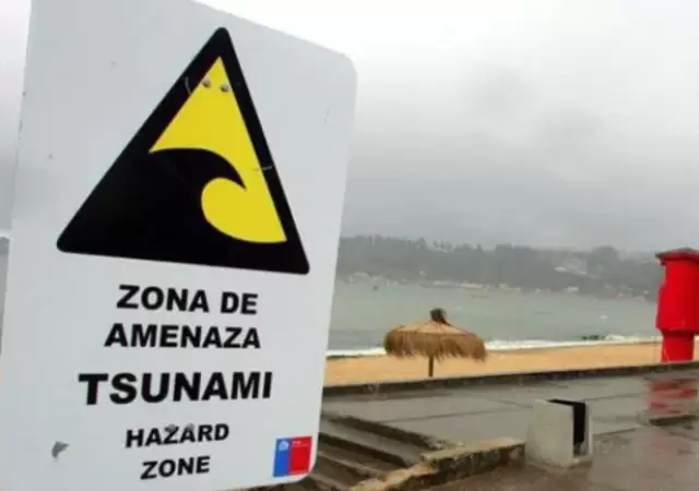 Los servicios de emergencia y alerta en Chile eval�an donde impactar� con m�s violencia la onda expansiva marina.