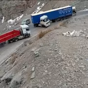Un cami�n qued� en tijera en Caracoles y bloque� la ruta 60 de Chile