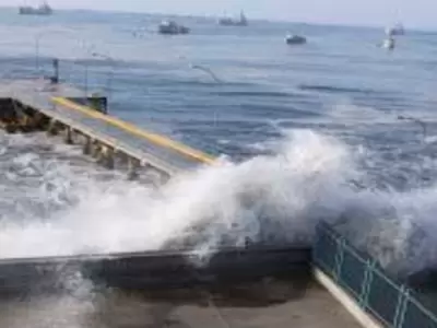 La marina peruana se mantiene en vigilia y va a esperar m�s tiempo antes de flexibilizar sus medidas de seguridad.