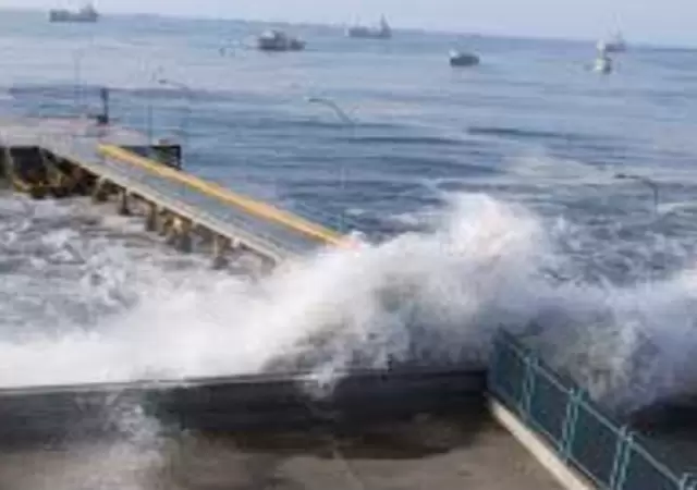 La marina peruana se mantiene en vigilia y va a esperar m�s tiempo antes de flexibilizar sus medidas de seguridad.
