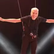 Cormillot debuta a los 86 años como acróbata en el Circo Servian