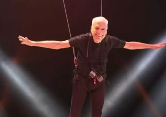Alberto Cormillot, acr�bata a los 86 a�os.