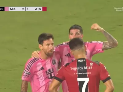 El picante cruce de Messi con C�ccaro que termin� en abrazo.