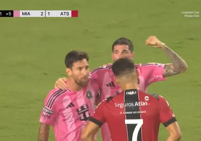 El picante cruce de Messi con C�ccaro que termin� en abrazo.