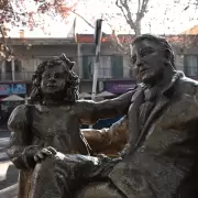 Restaurada, volvi� la escultura de San Mart�n y Merceditas a la Alameda