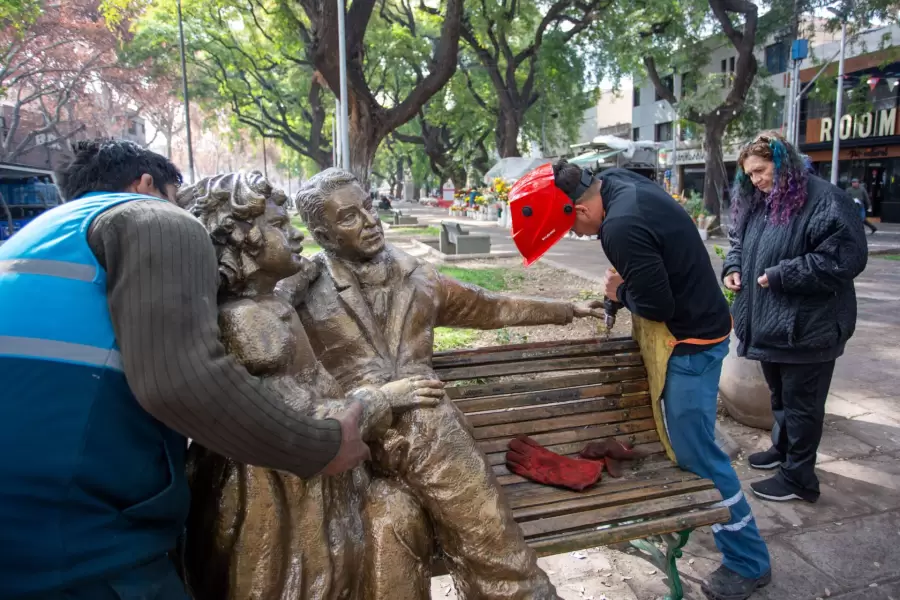 Escultura de Jos� de San Mart�n con Merceditas fue colocada nuevamente en su sitio original del Paseo Alameda de la Ciudad.
